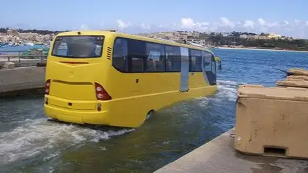 Primer Autobús que se desplaza por agua y tierra