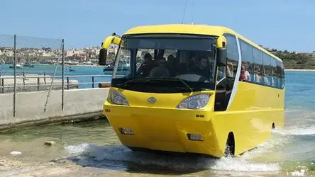 Primer Autobús Anfibio que se desplaza por agua y tierra
